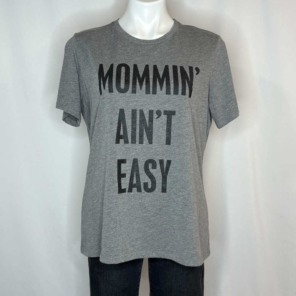 Thread Tank Designs - Mommin’ Ain’t Easy Graphic Tee – Large
